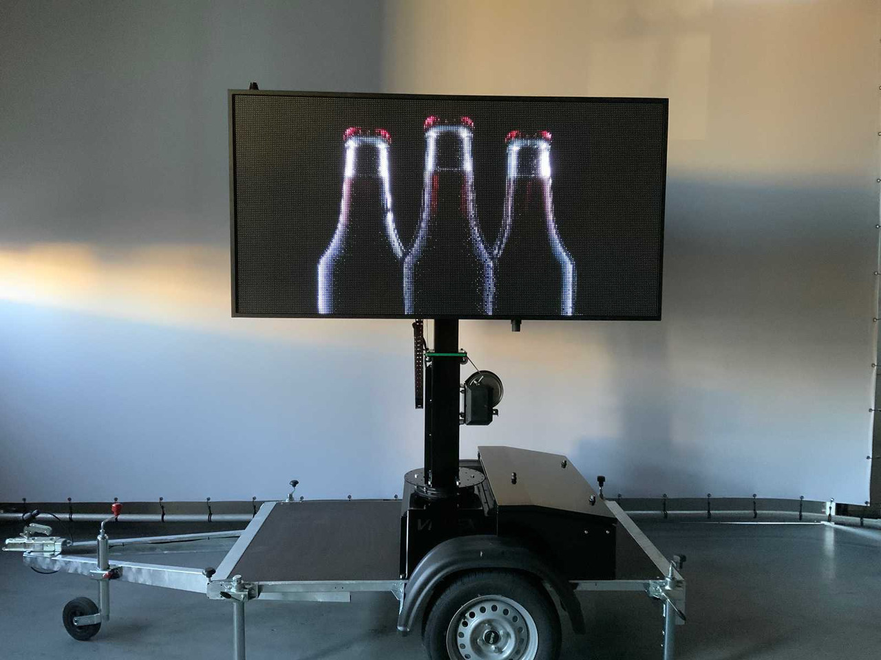 Equipo de construcción, Remolque Viplex tekstkar P8 ledscherm op aanhangwagen: foto 31