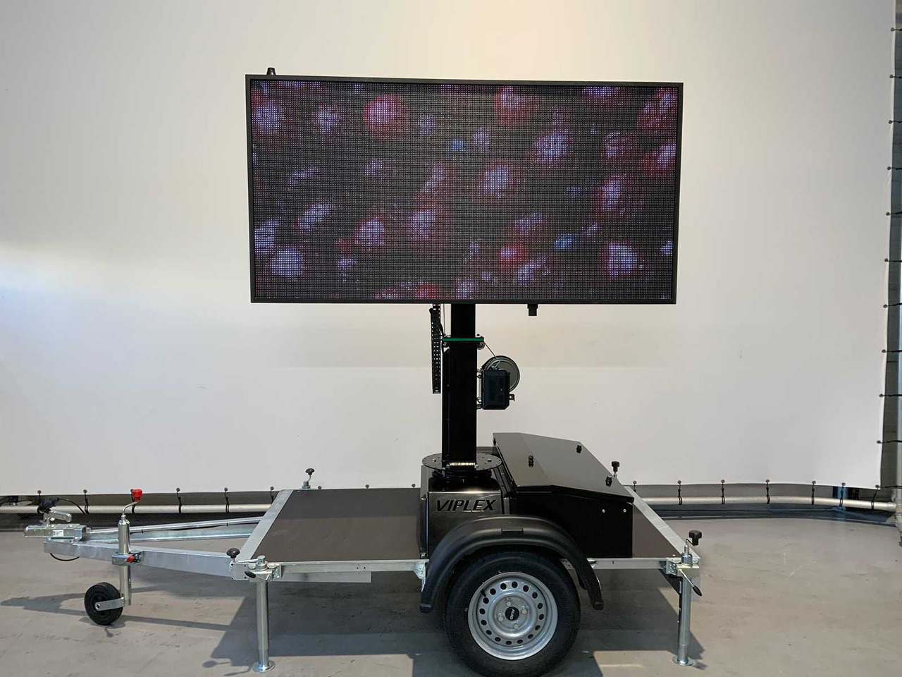 Equipo de construcción, Remolque Viplex tekstkar P8 ledscherm op aanhangwagen: foto 17
