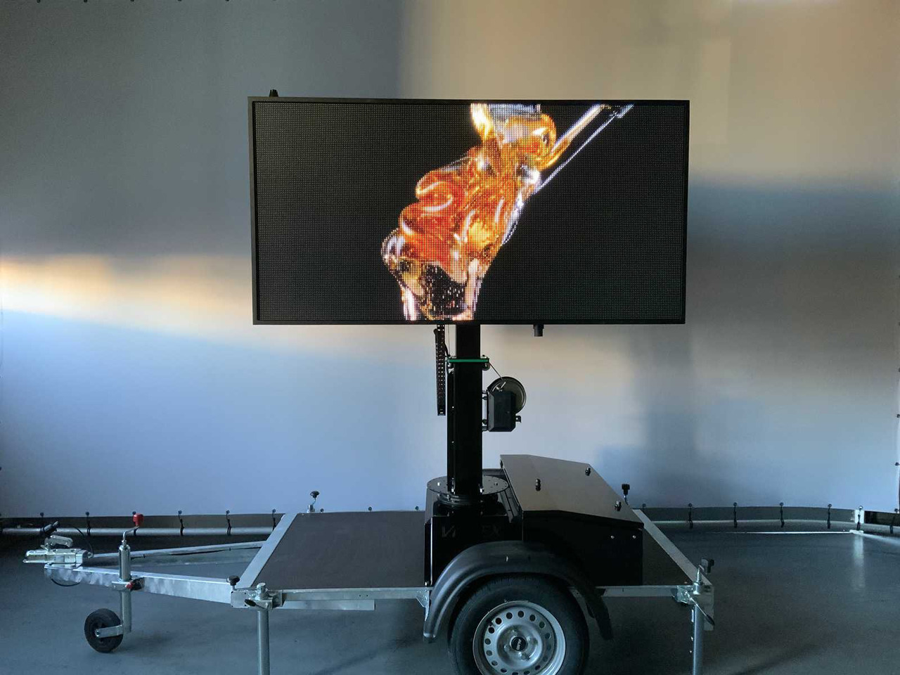 Equipo de construcción, Remolque Viplex tekstkar P8 ledscherm op aanhangwagen: foto 23