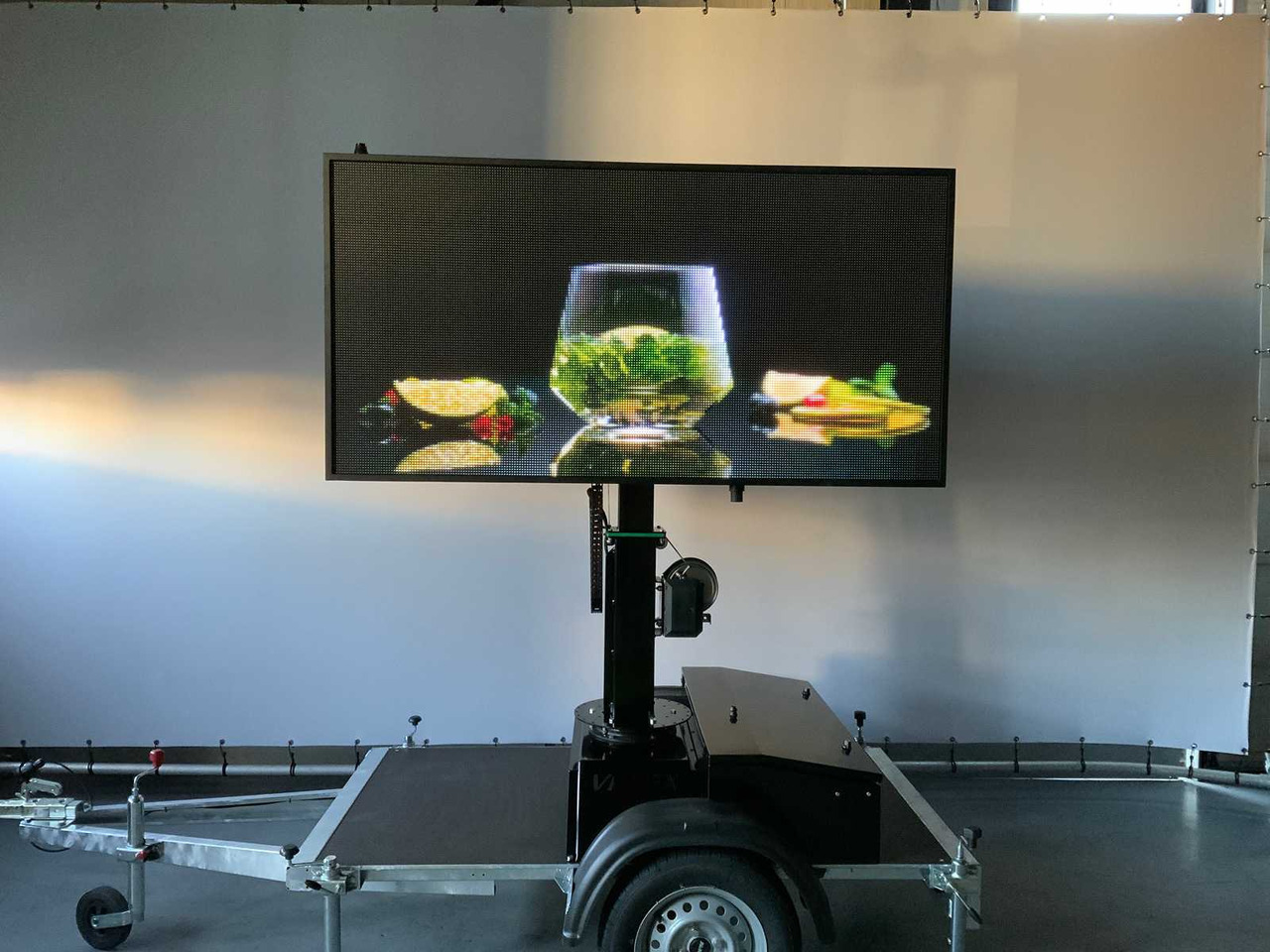 Equipo de construcción, Remolque Viplex tekstkar P8 ledscherm op aanhangwagen: foto 29