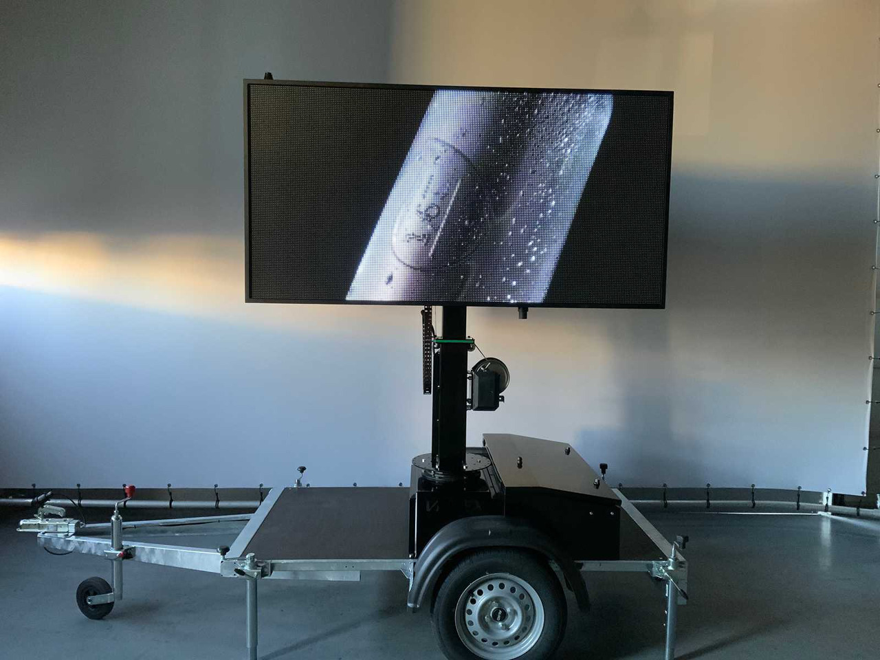 Equipo de construcción, Remolque Viplex tekstkar P8 ledscherm op aanhangwagen: foto 25