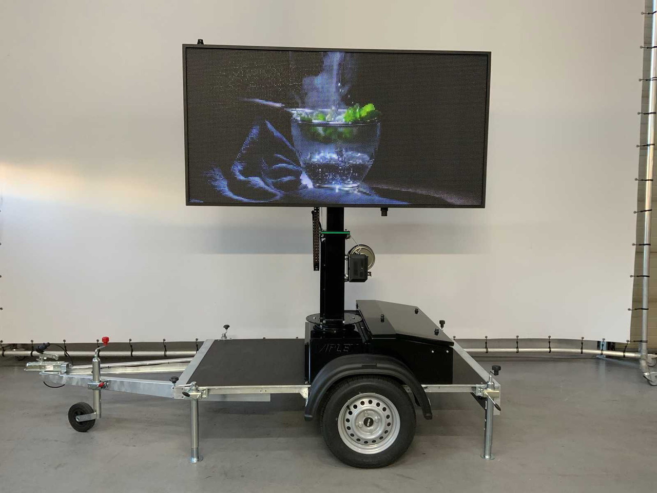 Equipo de construcción, Remolque Viplex tekstkar P8 ledscherm op aanhangwagen: foto 19