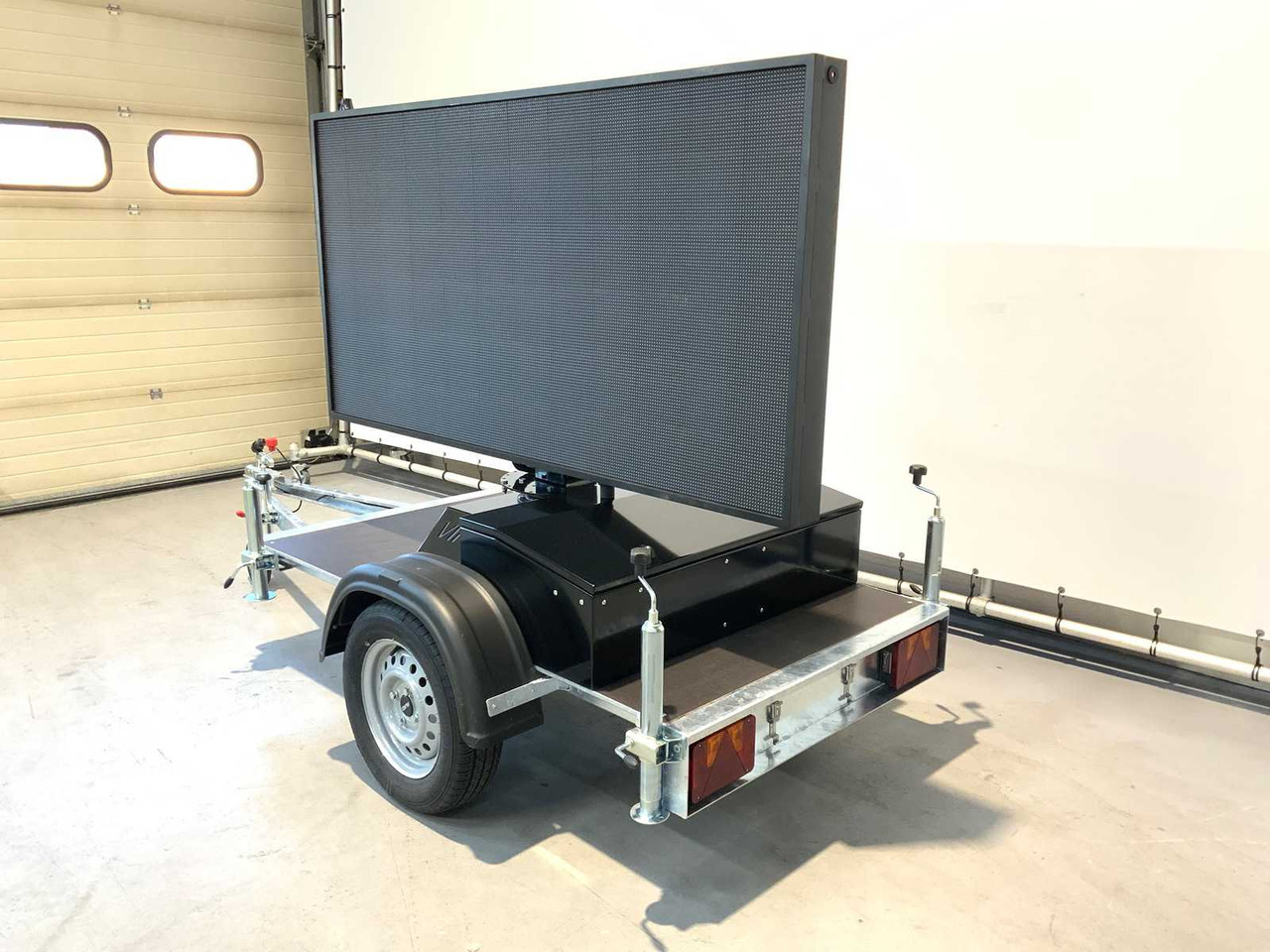Equipo de construcción, Remolque Viplex tekstkar P8 ledscherm op aanhangwagen: foto 10