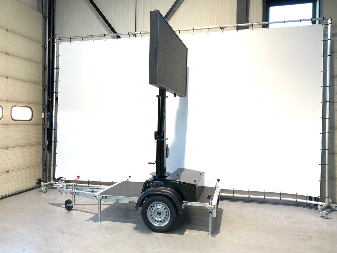 Equipo de construcción, Remolque Viplex tekstkar P8 ledscherm op aanhangwagen: foto 16