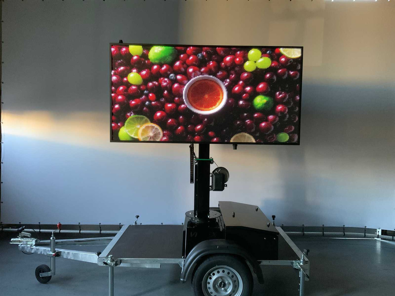 Equipo de construcción, Remolque Viplex tekstkar P8 ledscherm op aanhangwagen: foto 40