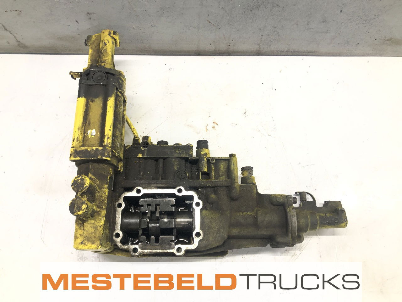 MAN Schakeldeksel 16S1820 TO - Caja de cambios y piezas para Camión: foto 1 MAN Schakeldeksel 16S1820 TO - Caja de cambios y piezas para Camión: foto 1