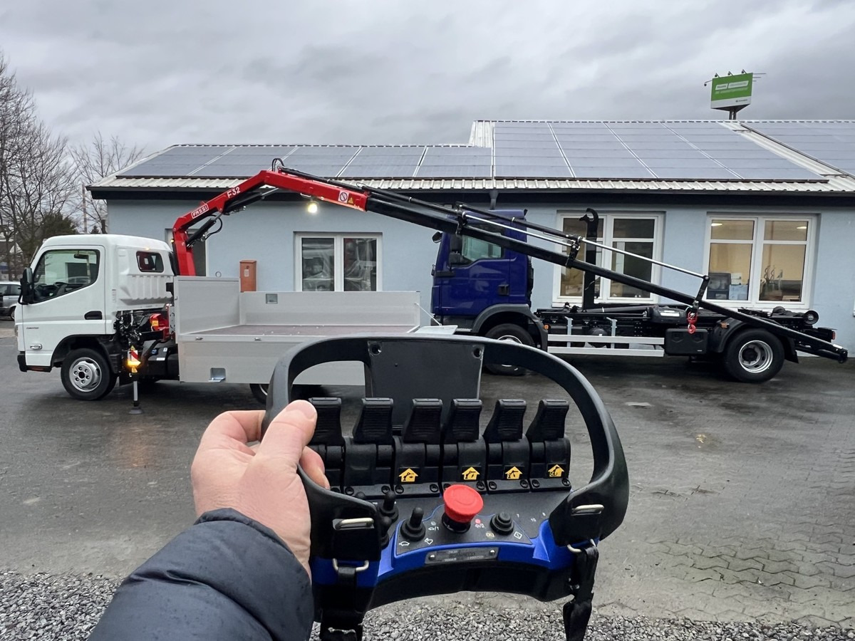 FUSO 3S15 Alu Pritsche 2.80m Ladekran Funk! sofort ve - Camión grúa, Furgoneta caja abierta: foto 2 FUSO 3S15 Alu Pritsche 2.80m Ladekran Funk! sofort ve - Camión grúa, Furgoneta caja abierta: foto 2