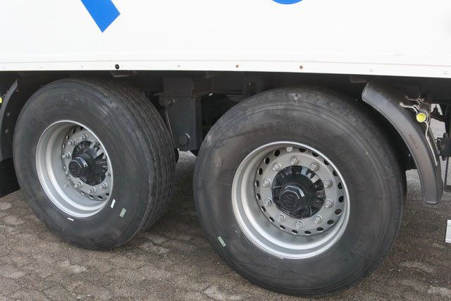 Sommer 2-Achser, elektr. Rolltor, BPW, 11.000mm lang - Semirremolque caja cerrada: foto 4 Sommer 2-Achser, elektr. Rolltor, BPW, 11.000mm lang - Semirremolque caja cerrada: foto 4