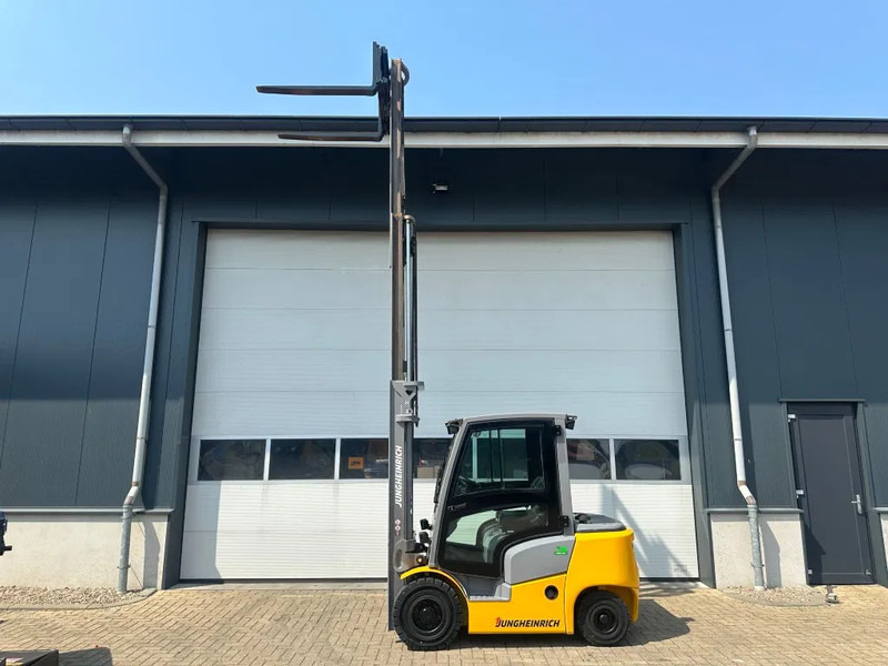 Jungheinrich DFG 425 Triplex Freelift Sideshift 2.5 ton Diesel Heftruck as New ! 675 hours ! - Carretilla elevadora diésel: foto 2 Jungheinrich DFG 425 Triplex Freelift Sideshift 2.5 ton Diesel Heftruck as New ! 675 hours ! - Carretilla elevadora diésel: foto 2