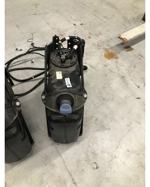 Mercedes-Benz Ad-blue tank met vlotter en steun - Depósito de AdBlue para Camión: foto 3 Mercedes-Benz Ad-blue tank met vlotter en steun - Depósito de AdBlue para Camión: foto 3