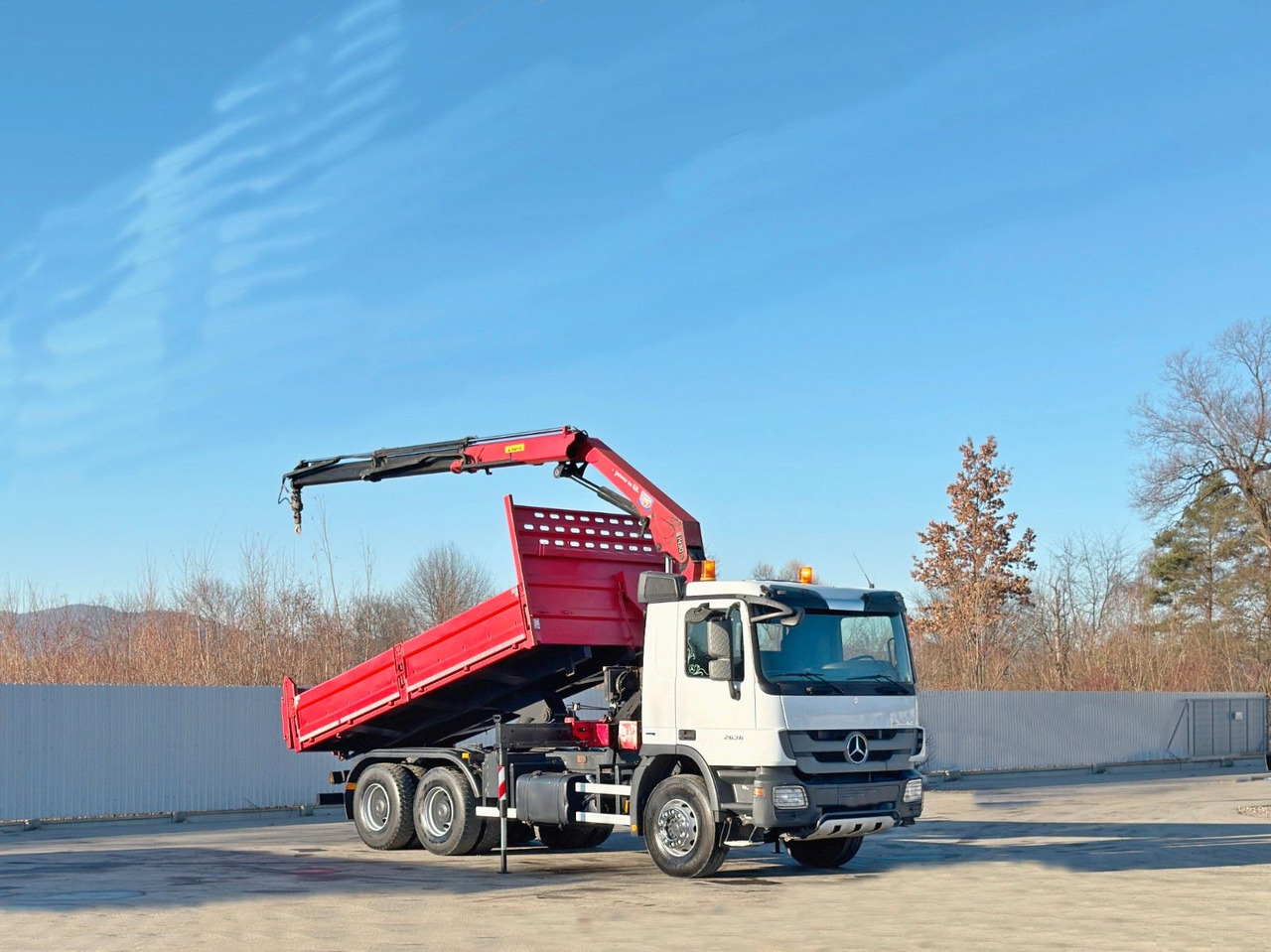 Mercedes-Benz ACTROS 2636* KIPPER 5,25 + BORDMATIC / 6x4 - Camión grúa: foto 2 Mercedes-Benz ACTROS 2636* KIPPER 5,25 + BORDMATIC / 6x4 - Camión grúa: foto 2