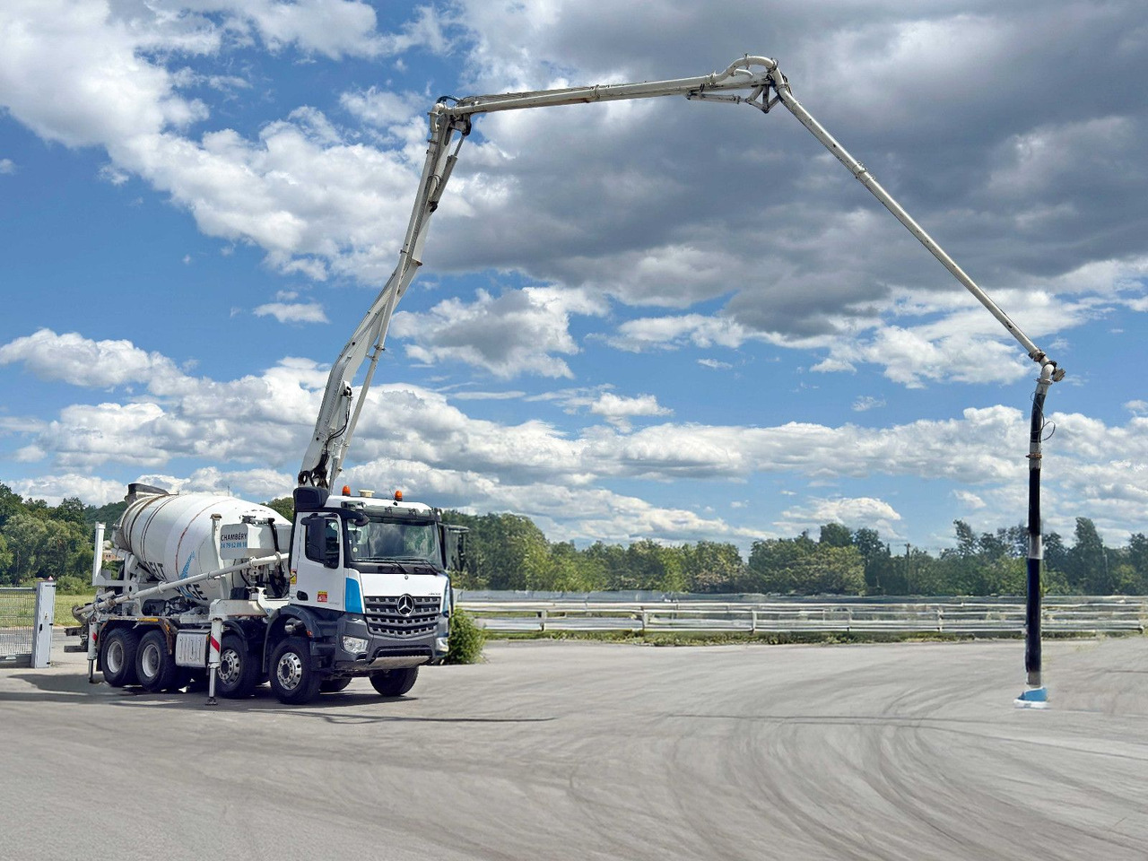Mercedes-Benz AROCS 3743 * Betonpumpe + FUNK * 8x4 * TOP - Camión bomba de hormigón: foto 3 Mercedes-Benz AROCS 3743 * Betonpumpe + FUNK * 8x4 * TOP - Camión bomba de hormigón: foto 3