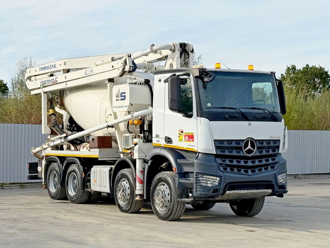 Mercedes-Benz AROCS 3743 * Betonpumpe + FUNK * 8x4 * TOP - Camión bomba de hormigón: foto 1 Mercedes-Benz AROCS 3743 * Betonpumpe + FUNK * 8x4 * TOP - Camión bomba de hormigón: foto 1