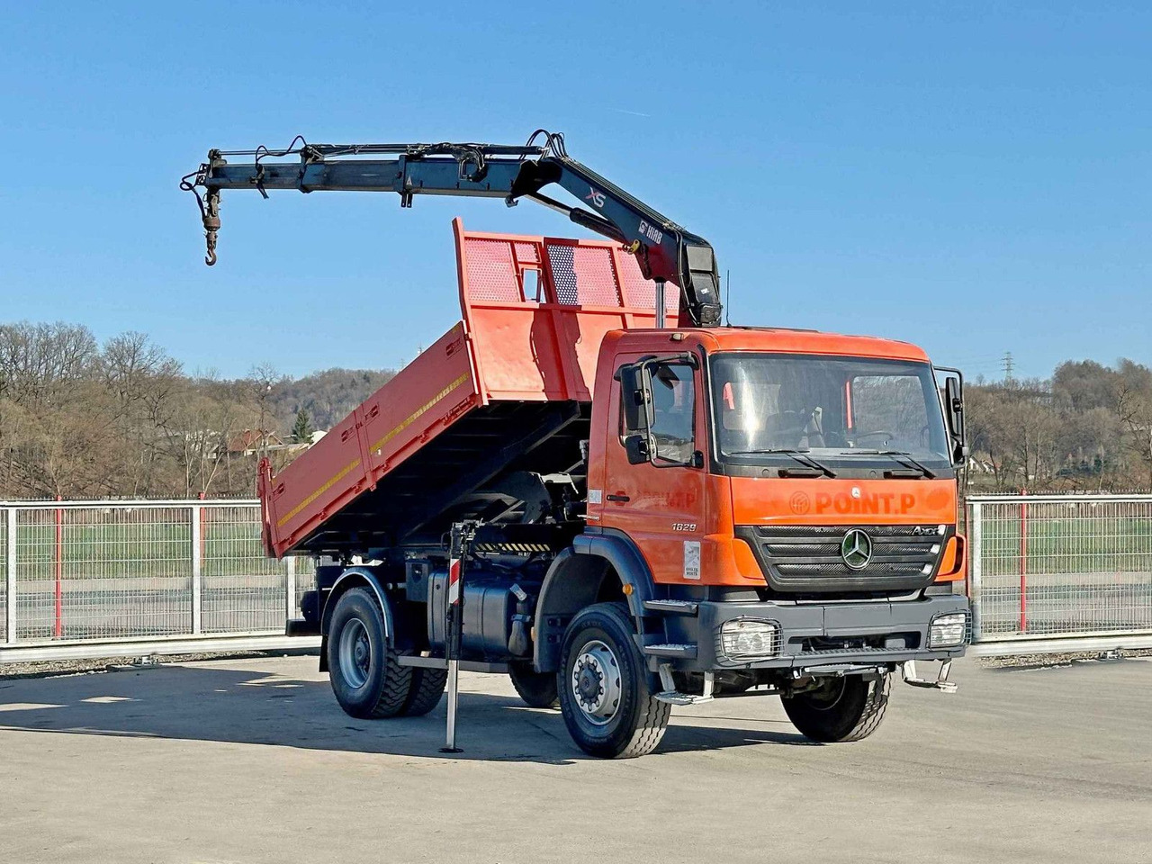 Mercedes-Benz AXOR 1829 * HIAB 1111 HIDUO + FUNK * TOP * 4x4 - Camión grúa: foto 2 Mercedes-Benz AXOR 1829 * HIAB 1111 HIDUO + FUNK * TOP * 4x4 - Camión grúa: foto 2