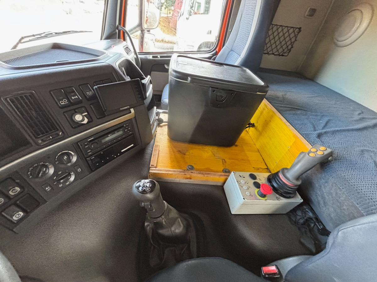 VOLVO FM 400 - Camión portacontenedor de cadenas: foto 5 VOLVO FM 400 - Camión portacontenedor de cadenas: foto 5