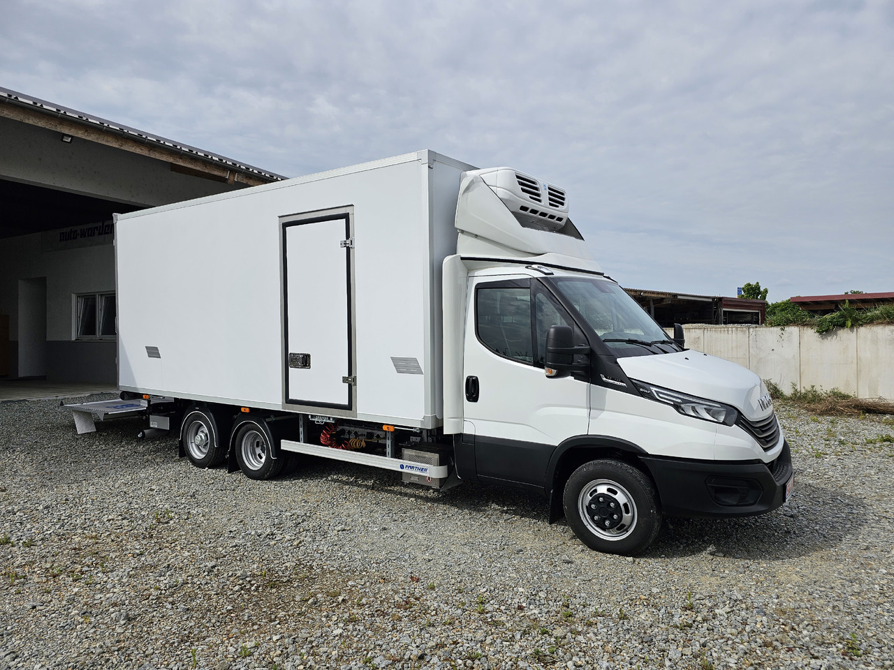 IVECO Daily BE-Truck 35S18H A8 180 PS Kühlkoffer 7.000kg Gesamtgewicht - Camión frigorífico: foto 2 IVECO Daily BE-Truck 35S18H A8 180 PS Kühlkoffer 7.000kg Gesamtgewicht - Camión frigorífico: foto 2