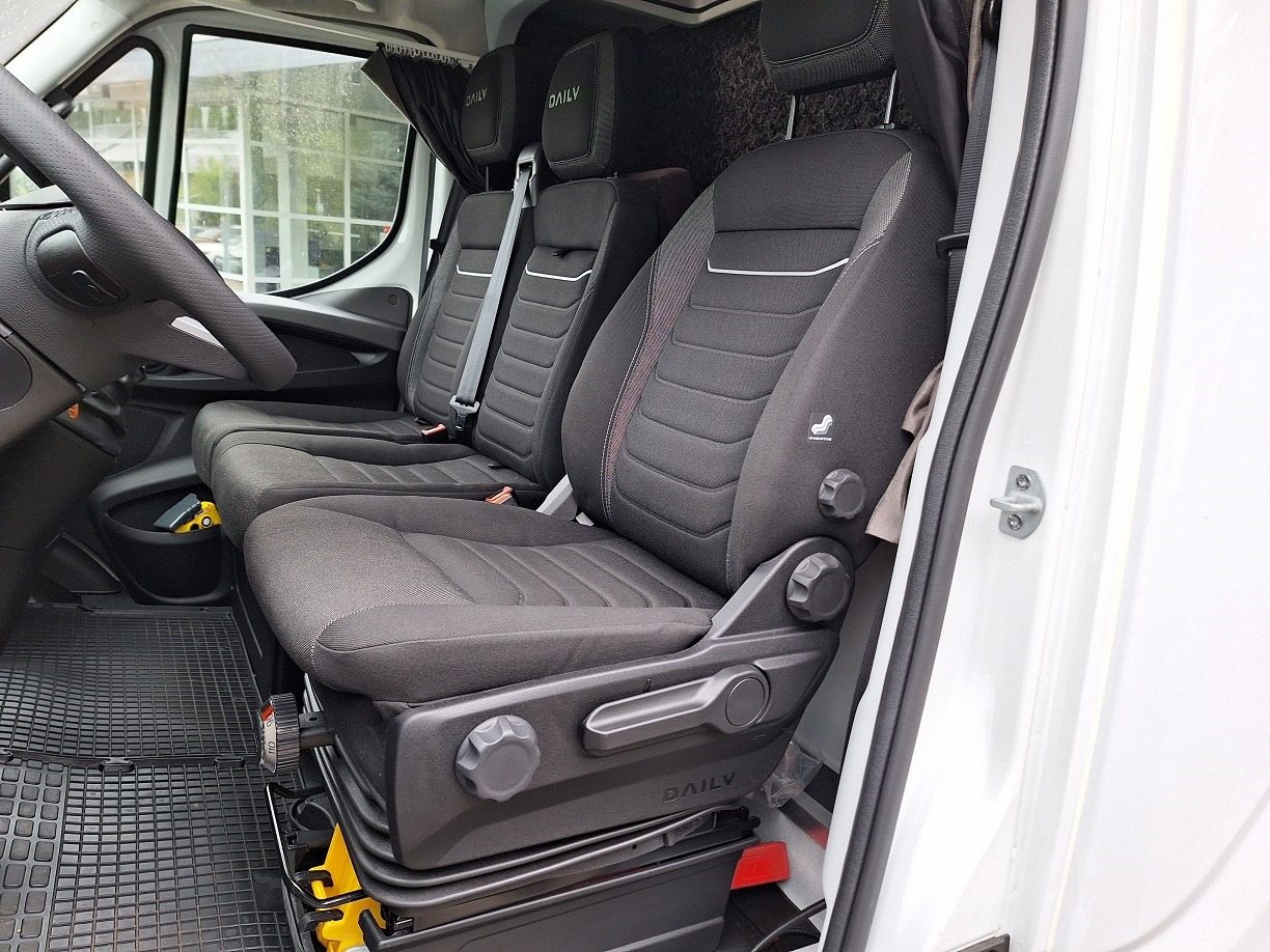 Iveco Daily 70C18A8 Backsleeper BÄR - Furgoneta con lona: foto 3 Iveco Daily 70C18A8 Backsleeper BÄR - Furgoneta con lona: foto 3