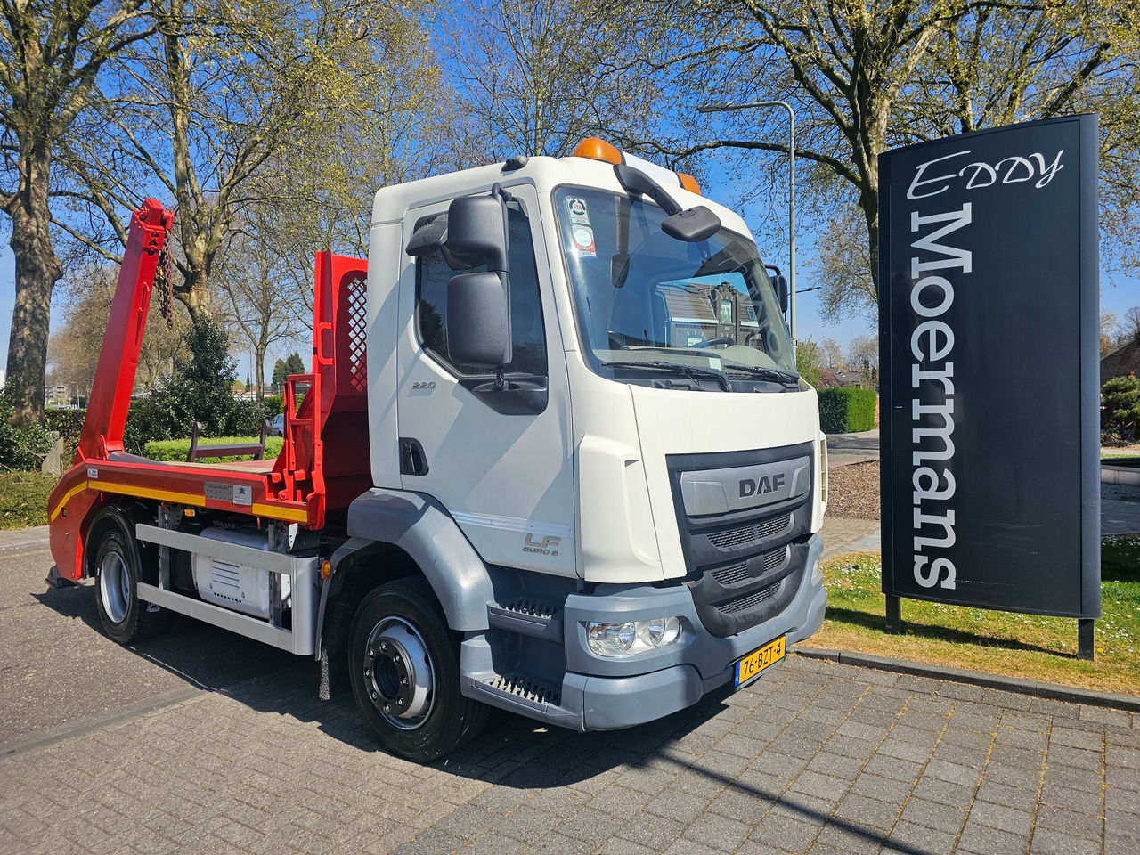 DAF LF 220 Euro 6 - Camión portacontenedor de cadenas: foto 1 DAF LF 220 Euro 6 - Camión portacontenedor de cadenas: foto 1