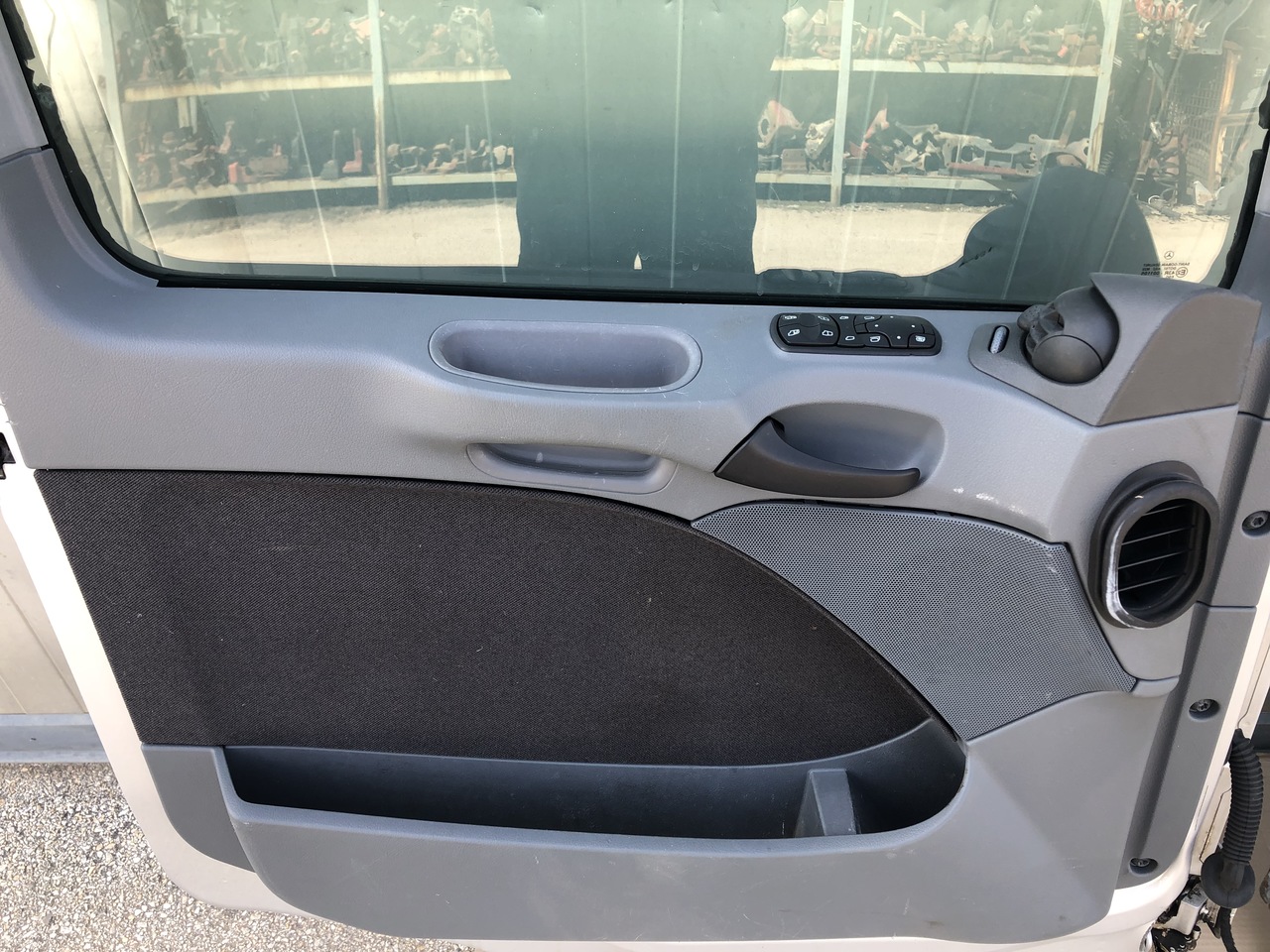 DOOR ACTROS MP2-3 LEFT AND RIGHT MEGA SPACE CAB - Puerta y piezas para Camión: foto 4 DOOR ACTROS MP2-3 LEFT AND RIGHT MEGA SPACE CAB - Puerta y piezas para Camión: foto 4