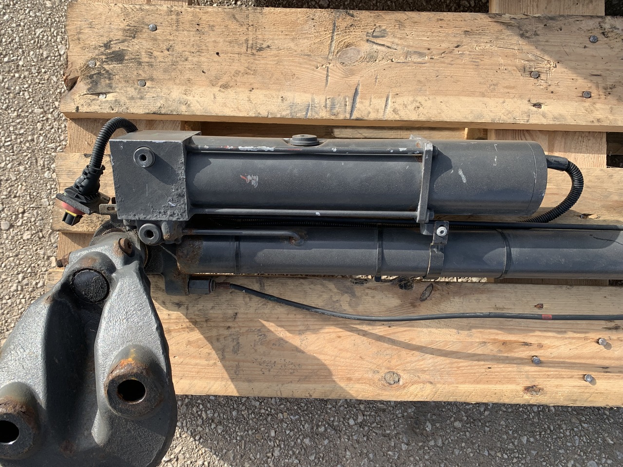 ELECTRIC HYDRAULIC CYLINDER USED FOR CAB TILTING ACTROS MP4 - Hidráulica para Camión: foto 2 ELECTRIC HYDRAULIC CYLINDER USED FOR CAB TILTING ACTROS MP4 - Hidráulica para Camión: foto 2