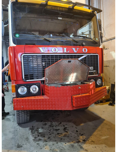 Volvo F10 6x6 with crane - Camión caja abierta, Camión grúa: foto 4 Volvo F10 6x6 with crane - Camión caja abierta, Camión grúa: foto 4