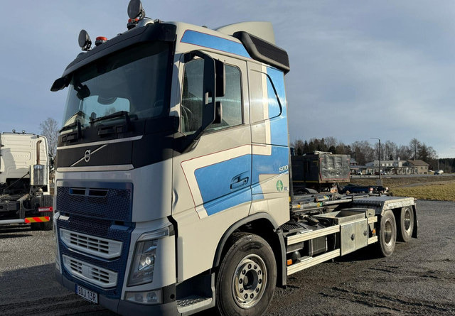 Volvo FH500 koukkuauto vain 493 tkm - Camión multibasculante: foto 1 Volvo FH500 koukkuauto vain 493 tkm - Camión multibasculante: foto 1