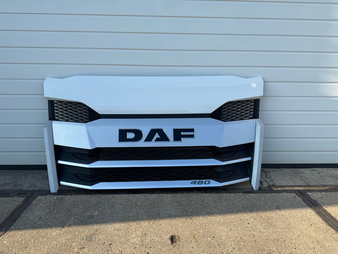 DAF XF NG GRILLE BOVEN COMPLETE | USED | 000238A - Parrilla para Camión: foto 1 DAF XF NG GRILLE BOVEN COMPLETE | USED | 000238A - Parrilla para Camión: foto 1