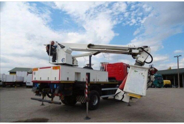 Renault KERAX 410.19 4x4 Emelőkosaras Cela 17m - Camión, Camión grúa: foto 5 Renault KERAX 410.19 4x4 Emelőkosaras Cela 17m - Camión, Camión grúa: foto 5