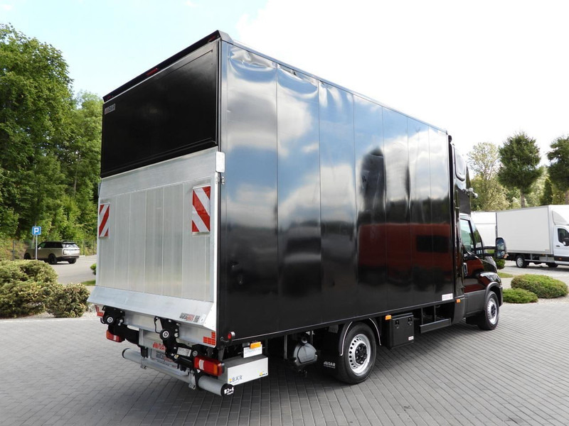 Iveco DAILY 35S18 KONTENER WINDA 8 PALET WEBASTO TEMPOMAT NAWIGACJA LE - Furgoneta caja cerrada: foto 3 Iveco DAILY 35S18 KONTENER WINDA 8 PALET WEBASTO TEMPOMAT NAWIGACJA LE - Furgoneta caja cerrada: foto 3