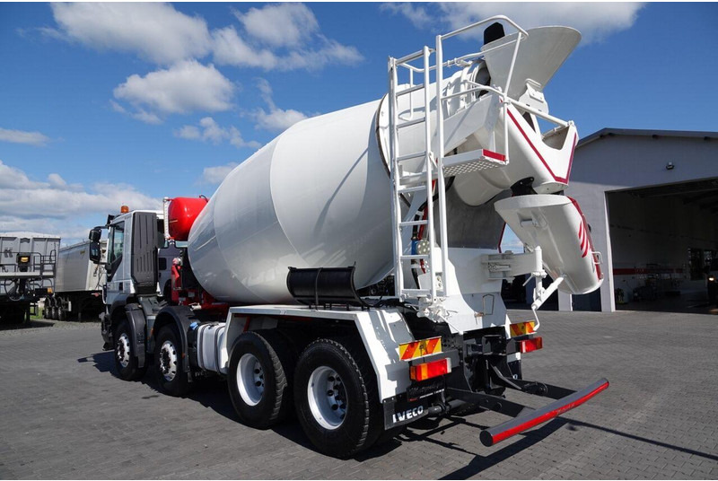 Iveco TRAKKER 410 / 8X4 / BETONOMIESZARKA 9 M3 / PUTZMEISTER / ALUFELG - Camión hormigonera: foto 4 Iveco TRAKKER 410 / 8X4 / BETONOMIESZARKA 9 M3 / PUTZMEISTER / ALUFELG - Camión hormigonera: foto 4