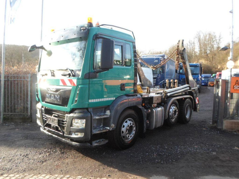 MAN TGS 26.420 Absetzkipper - Camión portacontenedor de cadenas: foto 1 MAN TGS 26.420 Absetzkipper - Camión portacontenedor de cadenas: foto 1