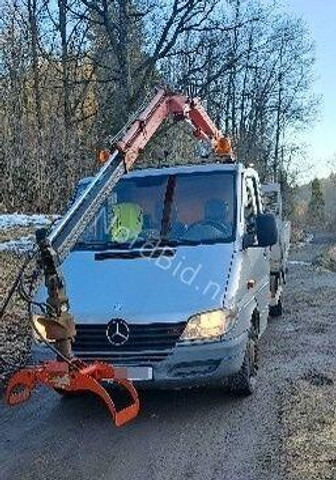 Mercedes-Benz 413 - Doka tipper+crane with gripper - Camión volquete, Camión grúa: foto 1 Mercedes-Benz 413 - Doka tipper+crane with gripper - Camión volquete, Camión grúa: foto 1