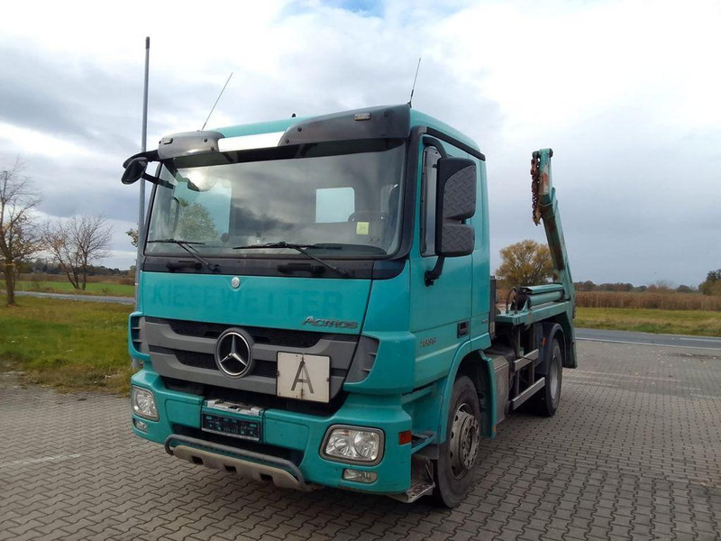 Mercedes-Benz Actros 1836 - Camión portacontenedor de cadenas: foto 1 Mercedes-Benz Actros 1836 - Camión portacontenedor de cadenas: foto 1