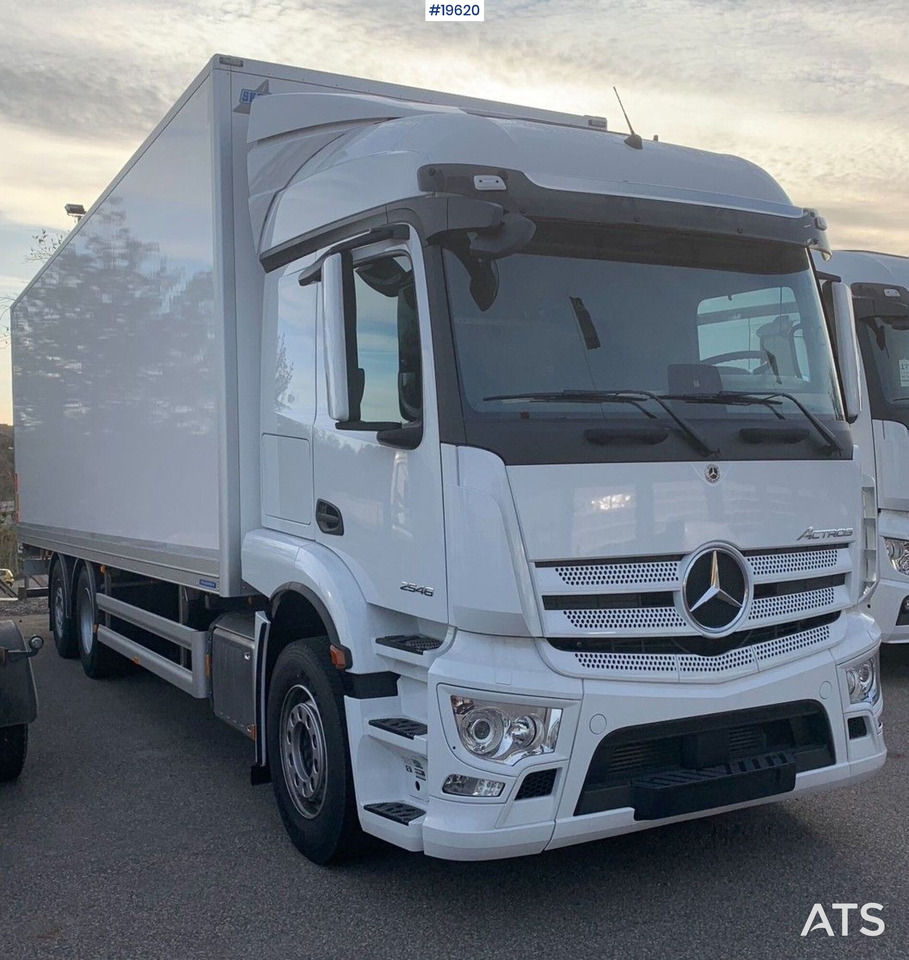 Mercedes Actros - Camión caja cerrada: foto 1 Mercedes Actros - Camión caja cerrada: foto 1