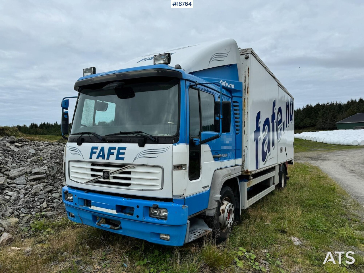 Volvo FL220 - Camión caja cerrada: foto 1 Volvo FL220 - Camión caja cerrada: foto 1