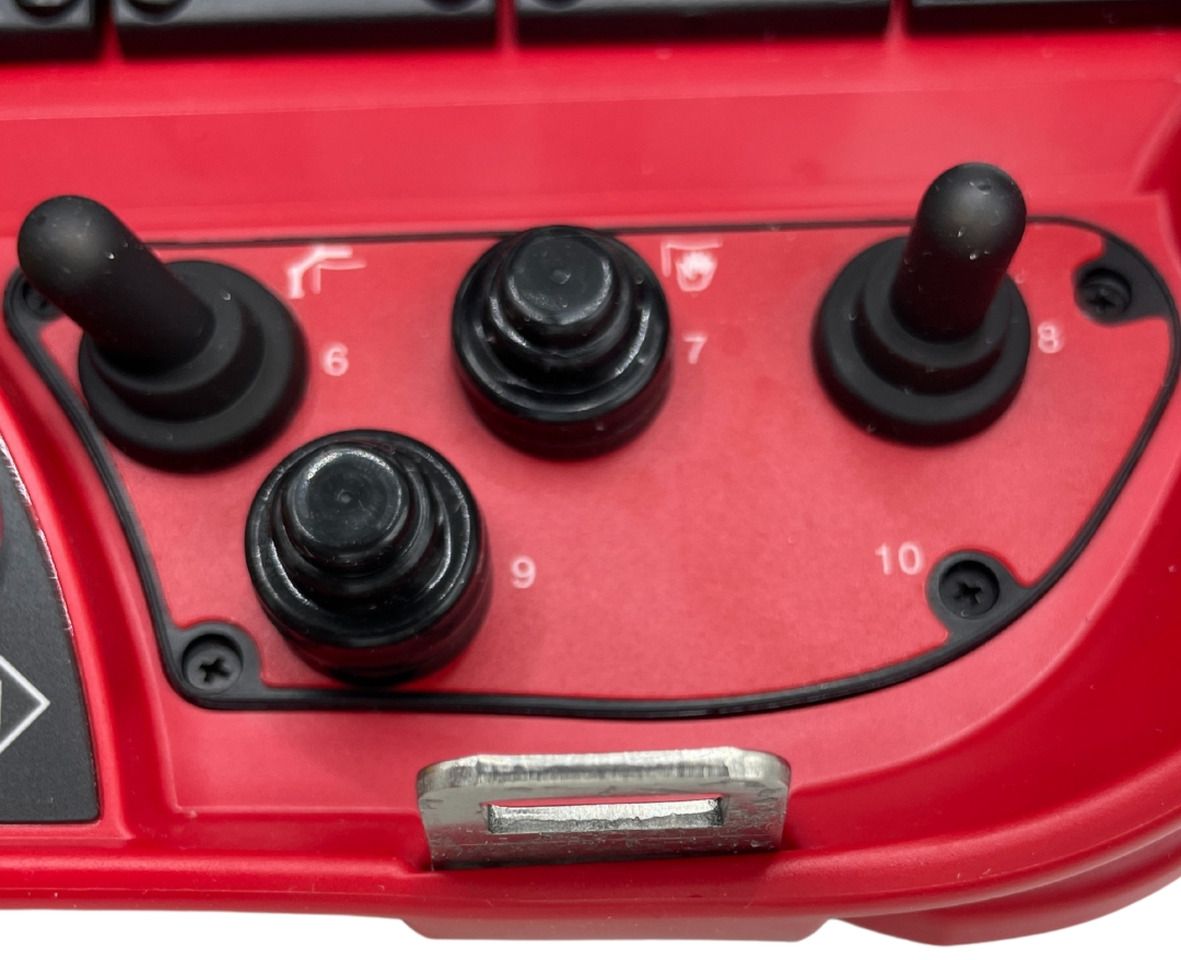 Right panel with button radio remote Scanreco RC400 - Sistema eléctrico para Grúa para camión: foto 1 Right panel with button radio remote Scanreco RC400 - Sistema eléctrico para Grúa para camión: foto 1