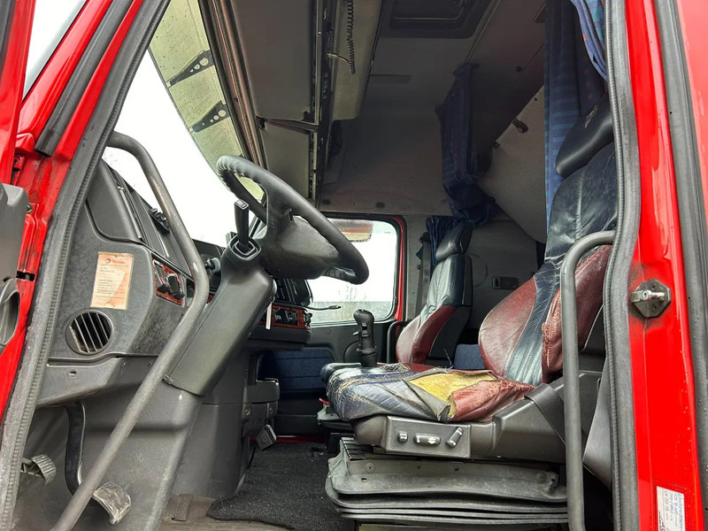 Foto del interior 1: Cabeza tractora Volvo NH 12.460 4X2 460PK Globetrotter/ Manuel Gearbox / NL Truck