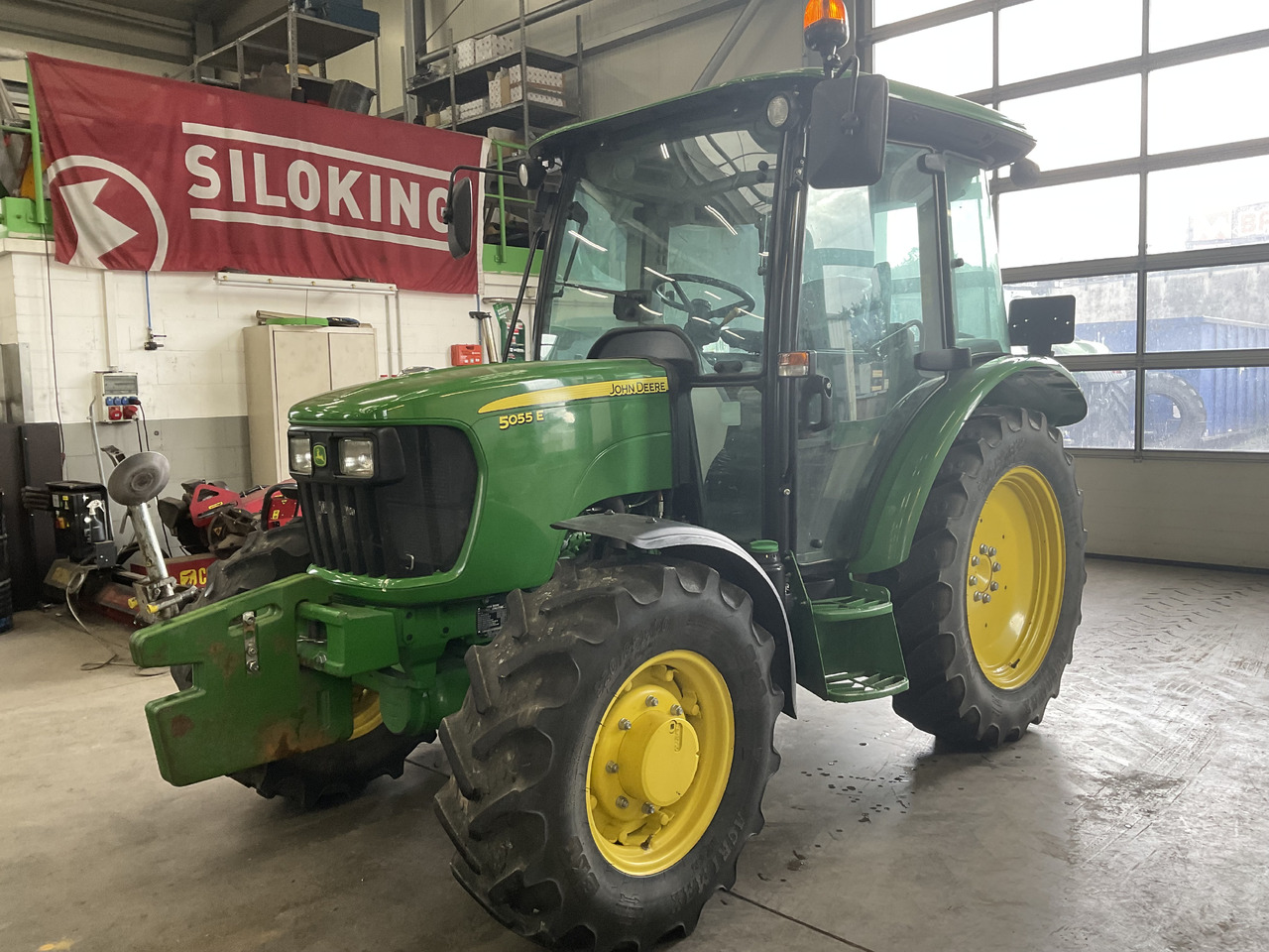 John Deere 5055 E - Tractor: foto 1 John Deere 5055 E - Tractor: foto 1
