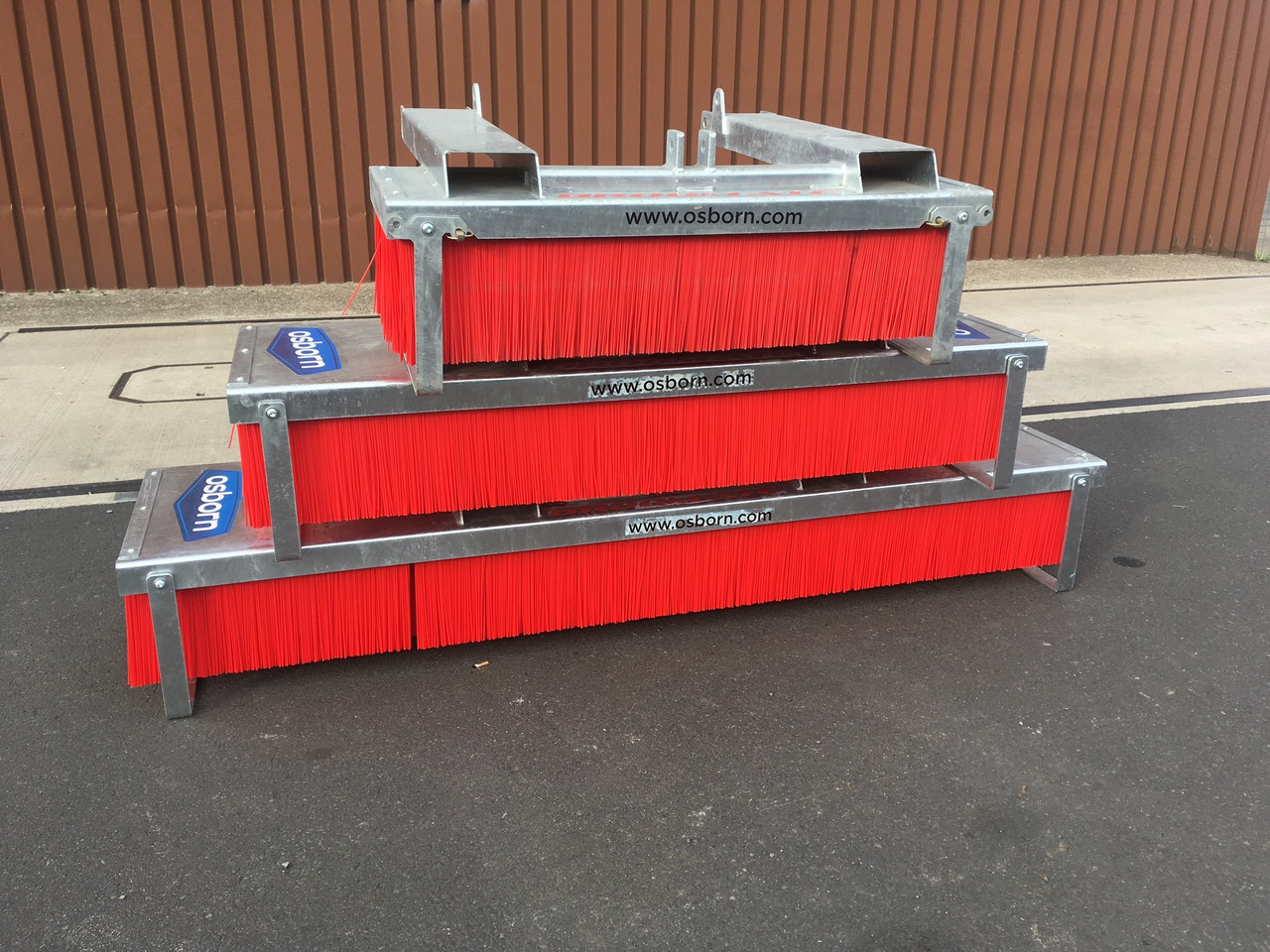 Osborn Broomate Megamate APR-300 - Cargador frontal para tractor: foto 1 Osborn Broomate Megamate APR-300 - Cargador frontal para tractor: foto 1