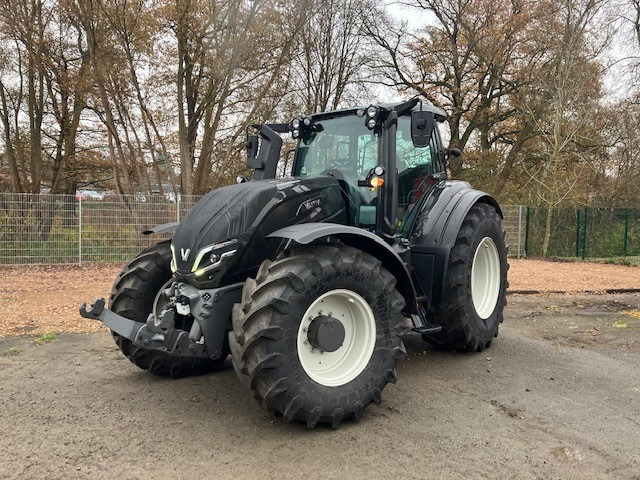 Valtra T235 V 2A1 - Tractor: foto 1 Valtra T235 V 2A1 - Tractor: foto 1