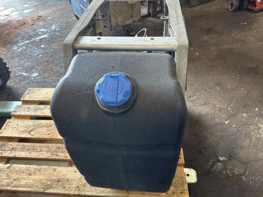 VOLVO ADBLUE TANK 21645367 - Sistema de combustible para Camión: foto 3 VOLVO ADBLUE TANK 21645367 - Sistema de combustible para Camión: foto 3