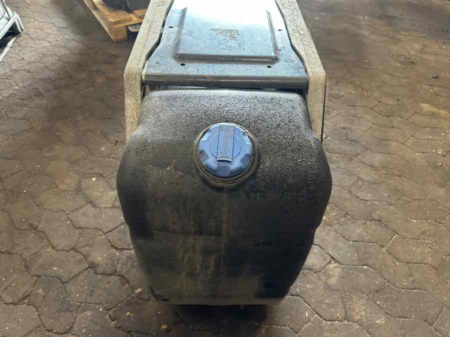 VOLVO ADBLUE TANK COMPLETE WITH PUMP 21645367 - Sistema de combustible para Camión: foto 1 VOLVO ADBLUE TANK COMPLETE WITH PUMP 21645367 - Sistema de combustible para Camión: foto 1