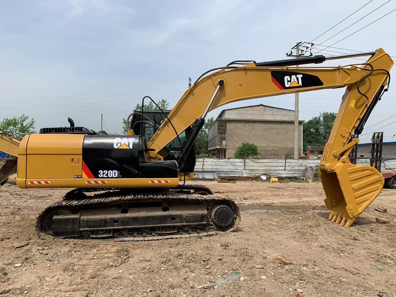 CATERPILLAR 320DL - Excavadora de cadenas: foto 2 CATERPILLAR 320DL - Excavadora de cadenas: foto 2