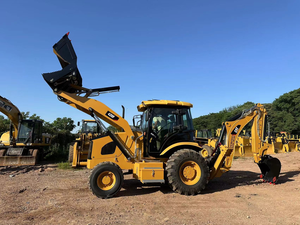 CATERPILLAR 420F2 - Retroexcavadora: foto 1 CATERPILLAR 420F2 - Retroexcavadora: foto 1