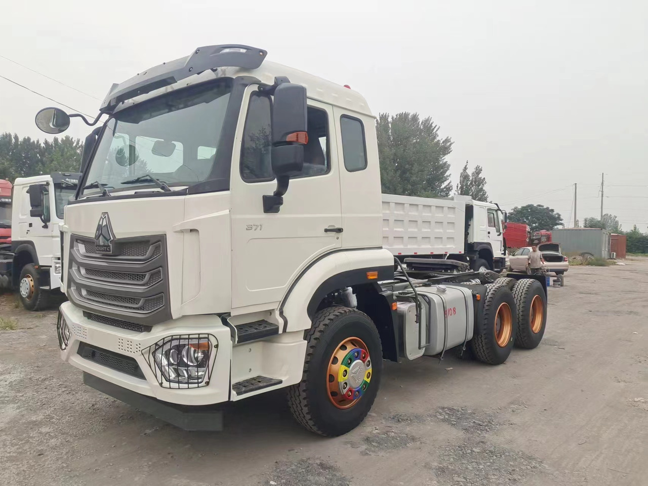 SINOTRUK HOWO 371hp 6X4 Tractor unit - Cabeza tractora: foto 2 SINOTRUK HOWO 371hp 6X4 Tractor unit - Cabeza tractora: foto 2