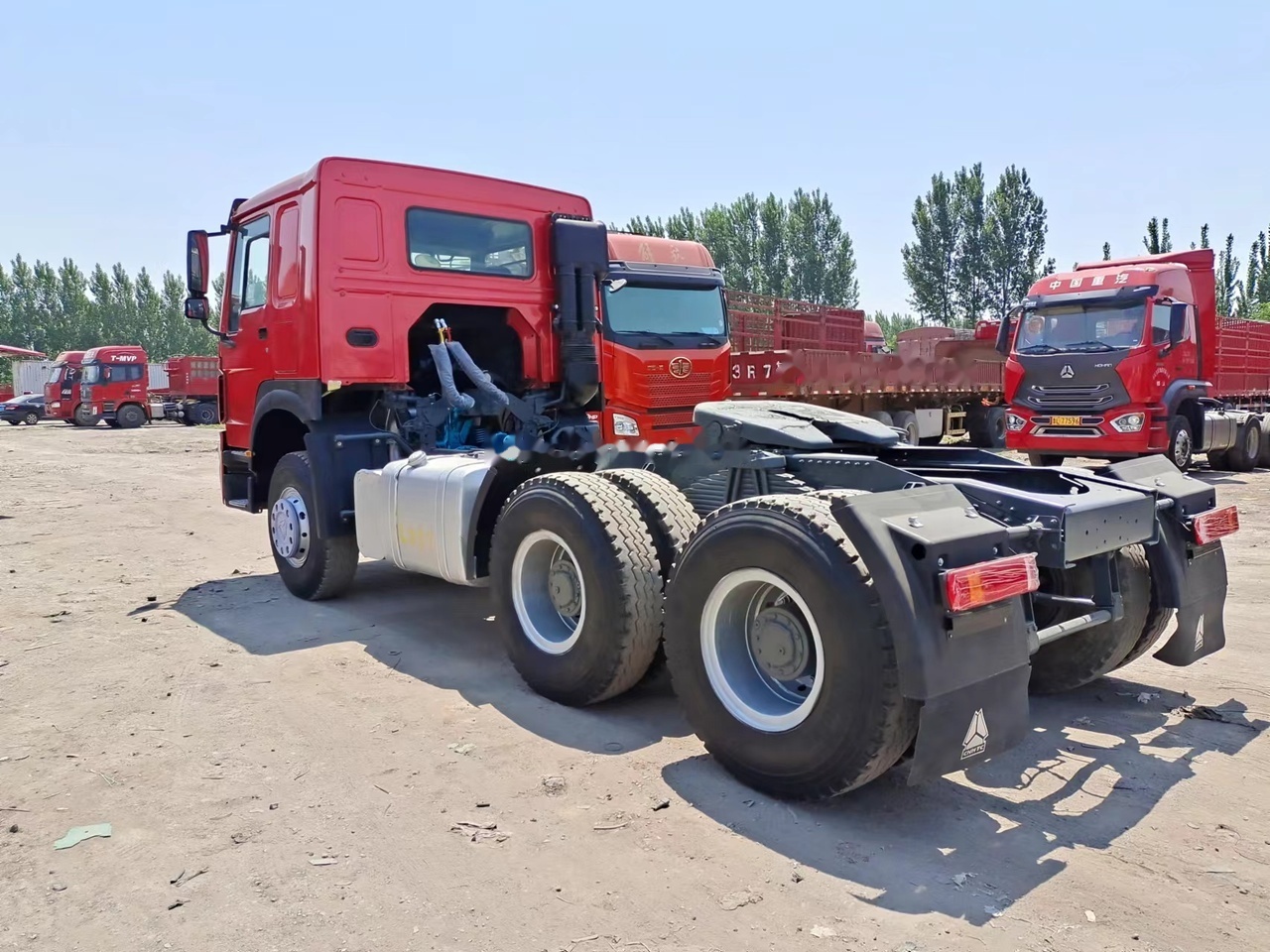 SINOTRUK Howo tractor unit 420 - Cabeza tractora: foto 2 SINOTRUK Howo tractor unit 420 - Cabeza tractora: foto 2