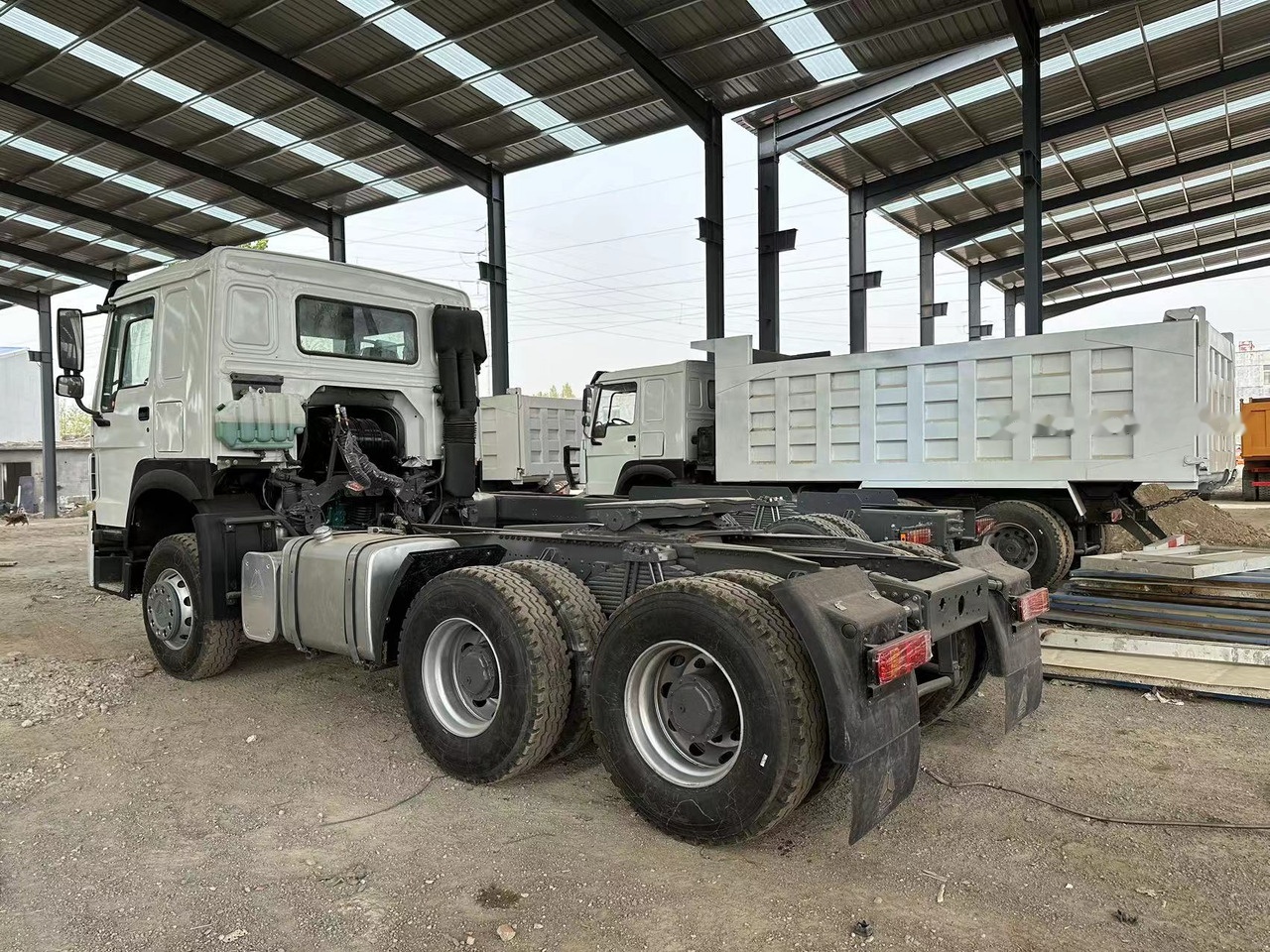 Sinotruk Howo 371 Truck Head - Cabeza tractora: foto 4 Sinotruk Howo 371 Truck Head - Cabeza tractora: foto 4