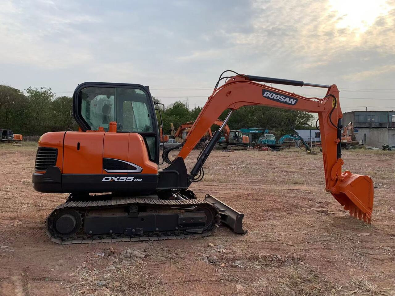 DOOSAN DX55 - Excavadora: foto 1 DOOSAN DX55 - Excavadora: foto 1