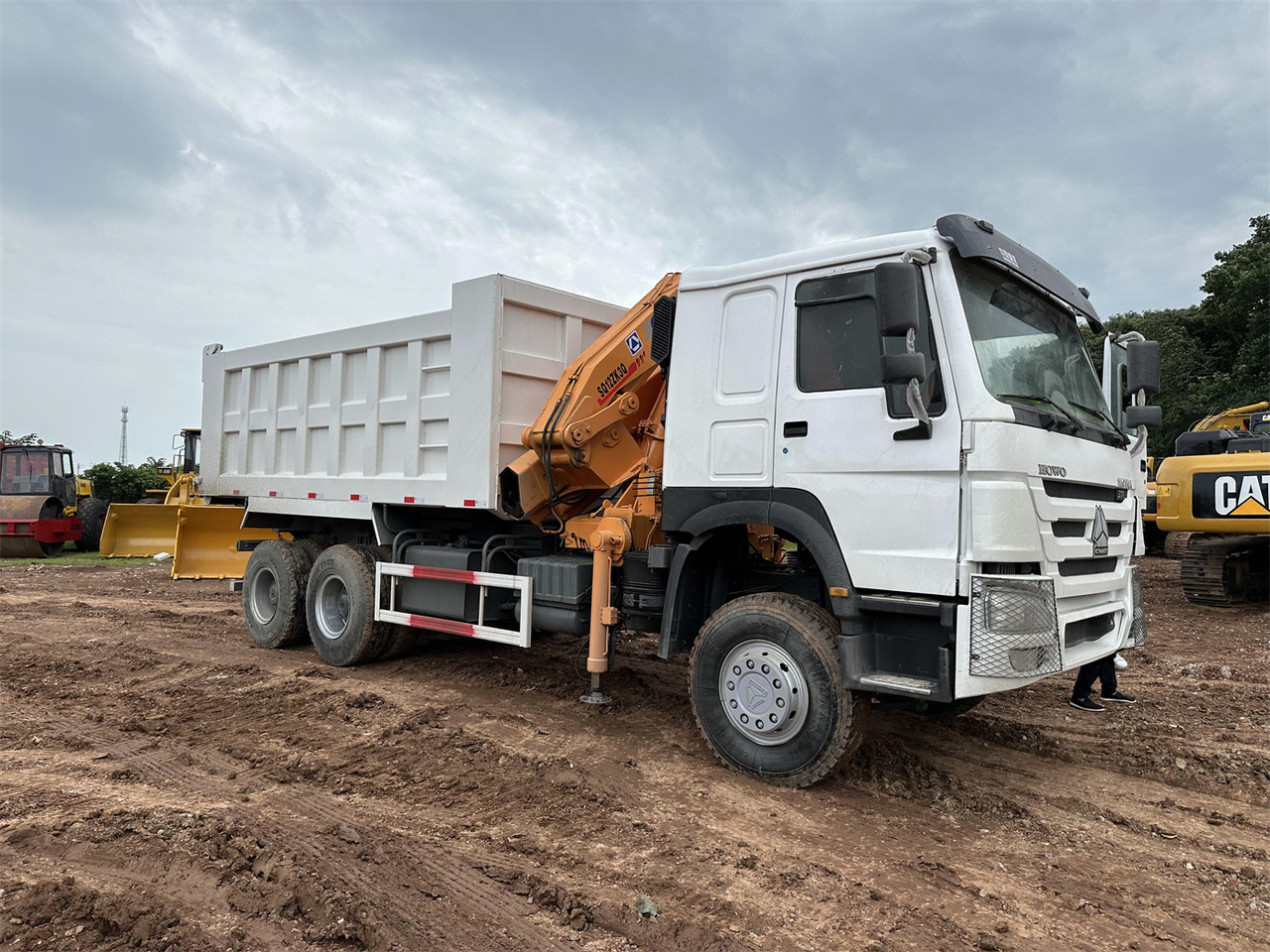 HOWO 371 Mounted Crane Dump truck - Camión grúa: foto 4 HOWO 371 Mounted Crane Dump truck - Camión grúa: foto 4