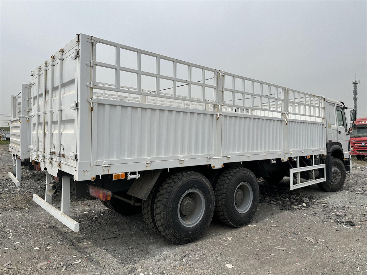 SINOTRUK HOWO 371 Cargo truck - Camión transporte de ganado: foto 4 SINOTRUK HOWO 371 Cargo truck - Camión transporte de ganado: foto 4